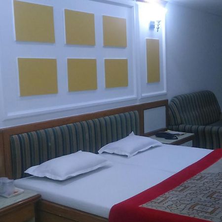 Hotel Unnati Ahmedabad Esterno foto