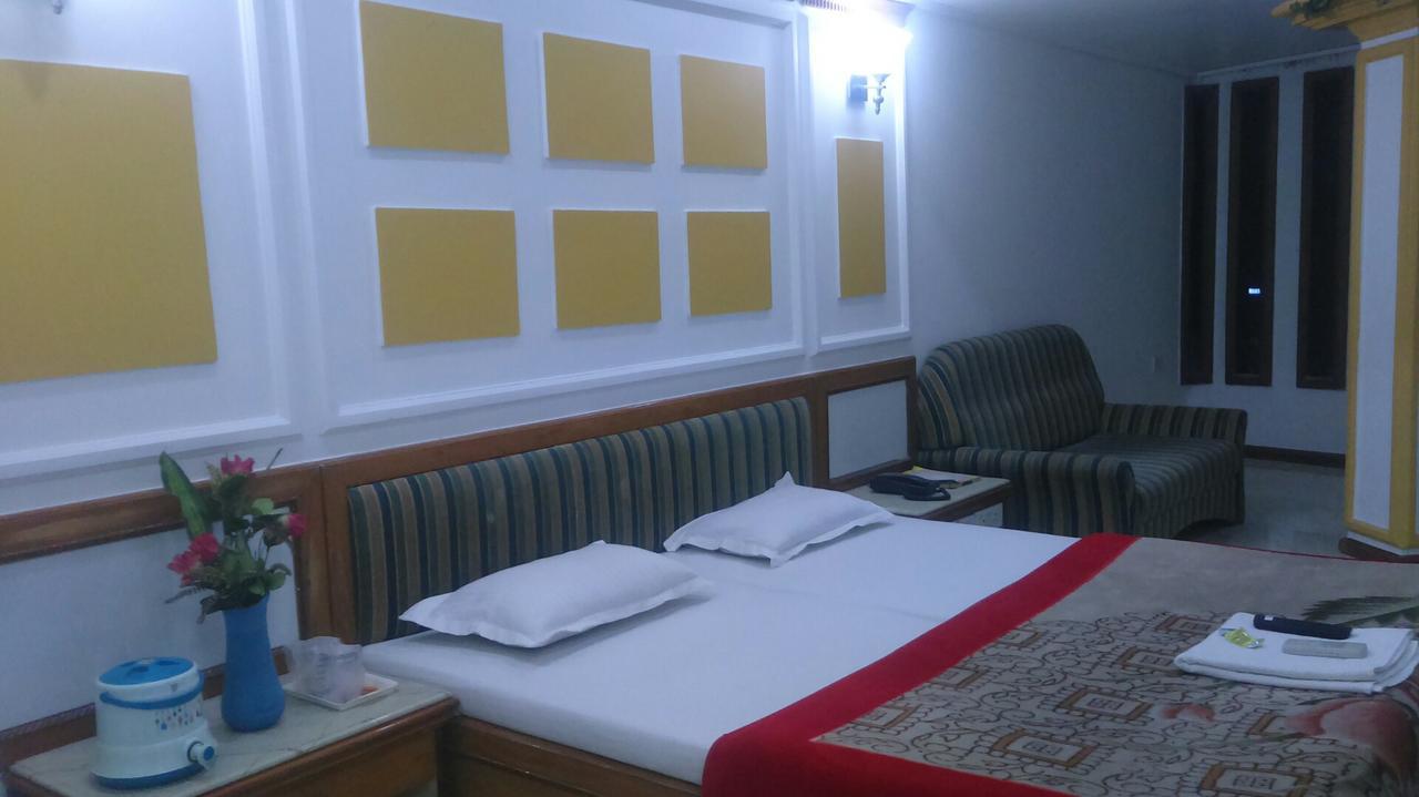 Hotel Unnati Ahmedabad Esterno foto