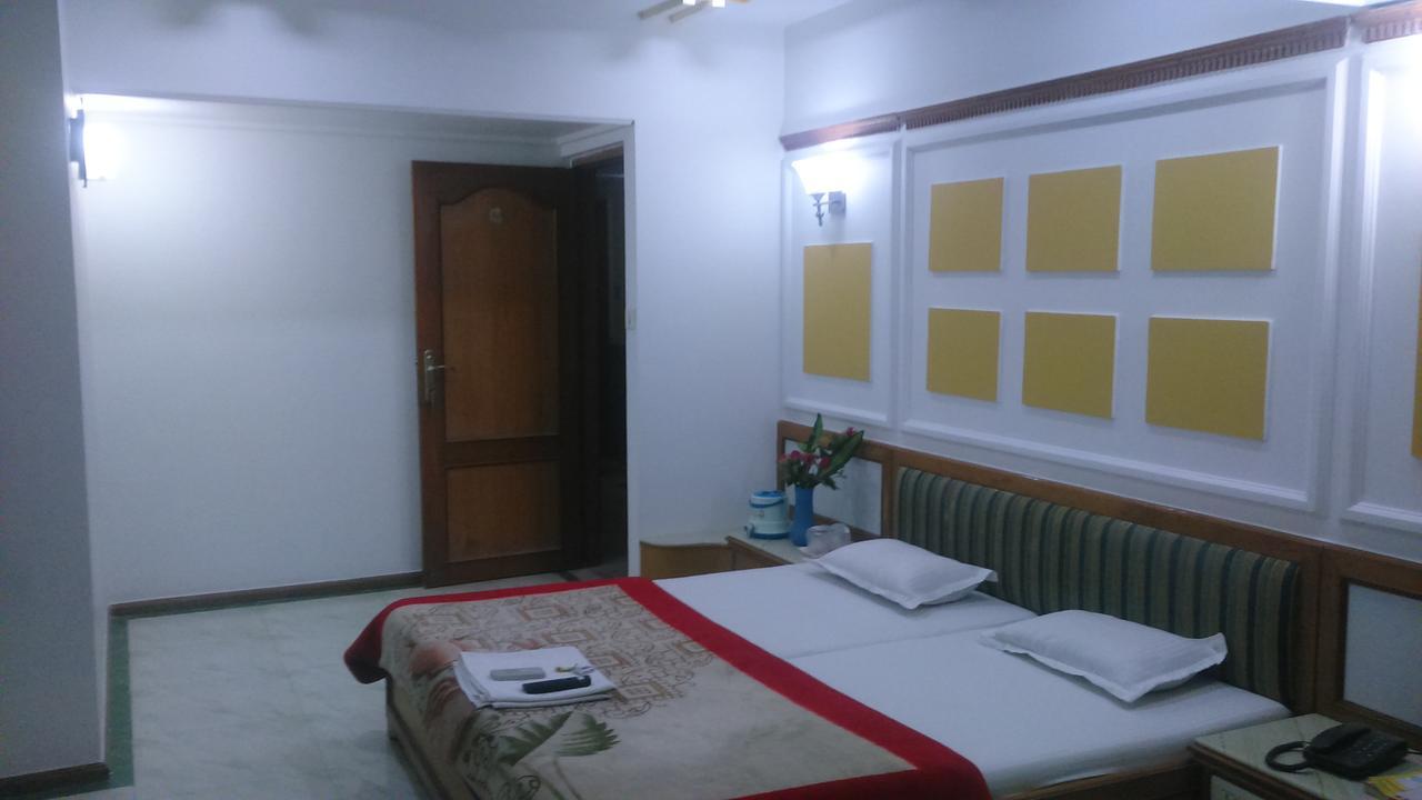Hotel Unnati Ahmedabad Esterno foto