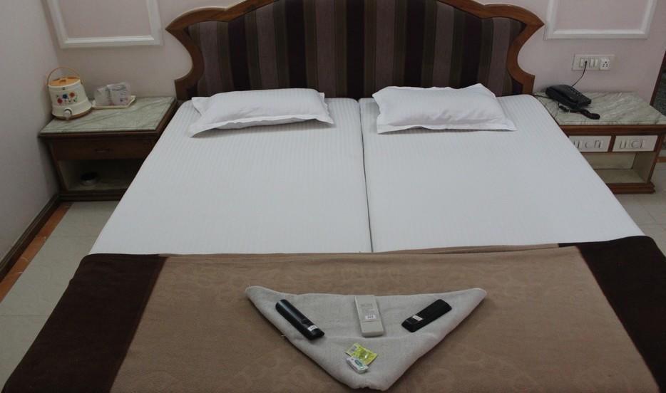 Hotel Unnati Ahmedabad Esterno foto