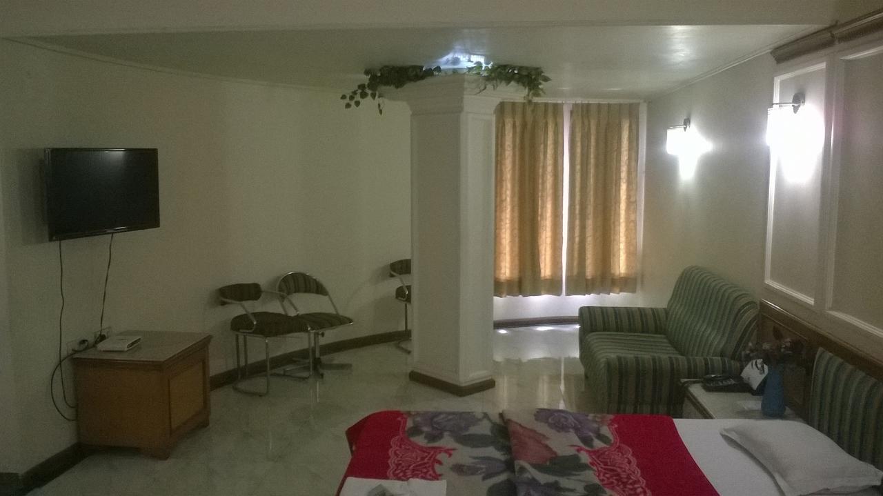 Hotel Unnati Ahmedabad Esterno foto