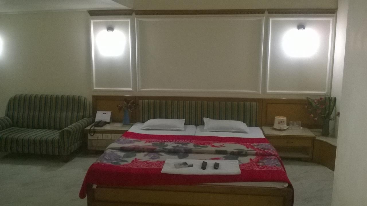 Hotel Unnati Ahmedabad Esterno foto