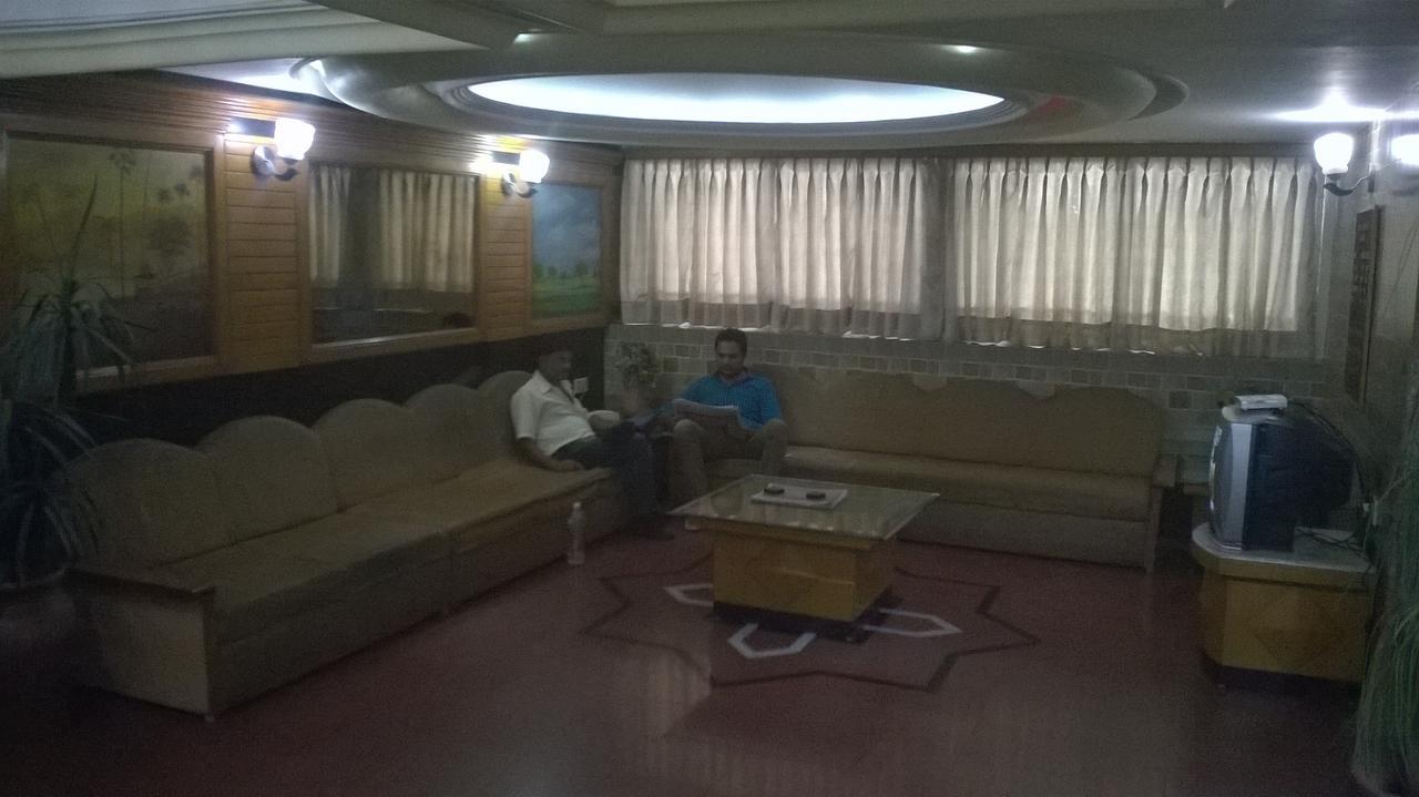 Hotel Unnati Ahmedabad Esterno foto
